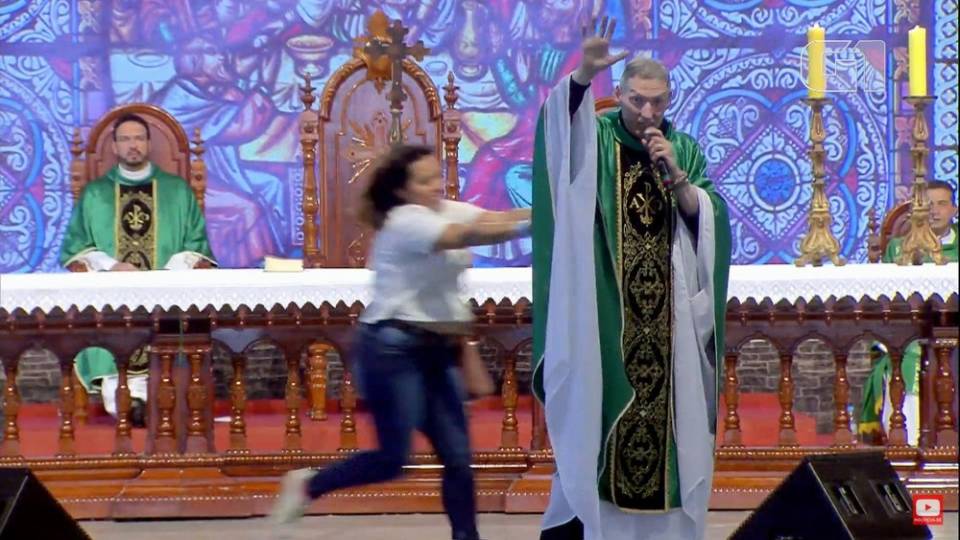 Mulher empurra Padre Marcelo Rossi de palco durante missa; ASSISTA!