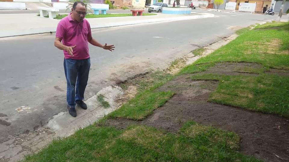 Gramas são retiradas de praça, após ser inaugurada