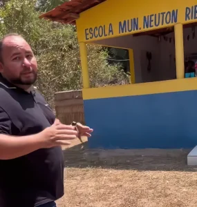 Banheiros precários em escola de Duque Bacelar