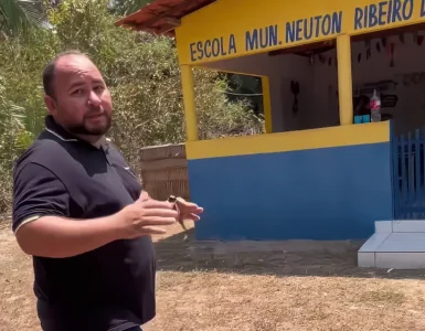Banheiros precários em escola de Duque Bacelar