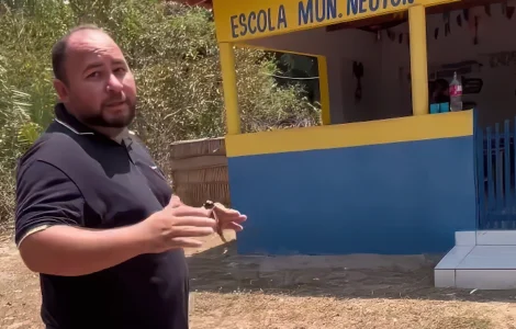 Banheiros precários em escola de Duque Bacelar