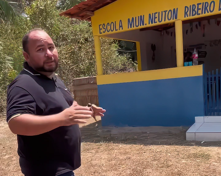 Banheiros precários em escola de Duque Bacelar