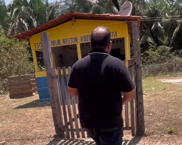 Banheiros precários em escola de Duque Bacelar